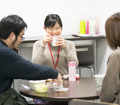 お昼休憩は社内の休憩スペースで